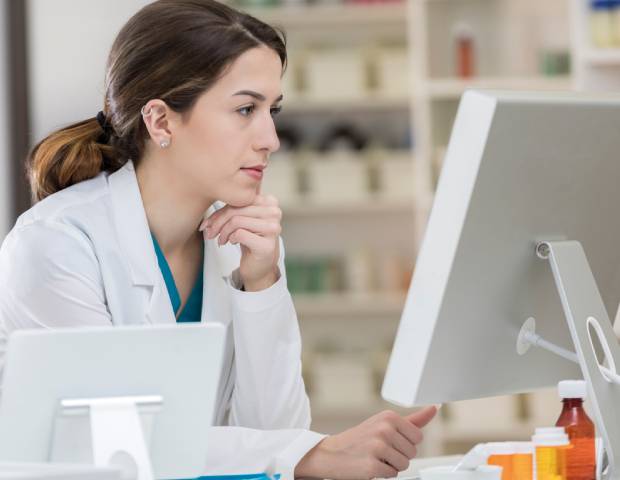 pharmacist-computer-screen.jpg